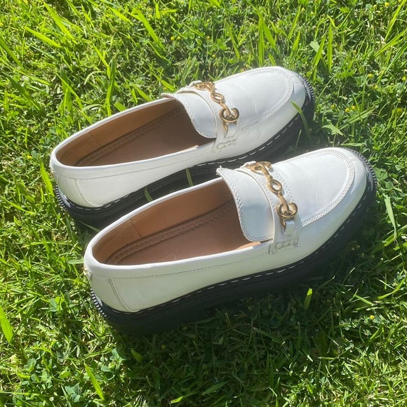 White Sam Edelman Eileen Loafers With Gold Hardware - Picture 1 of 4